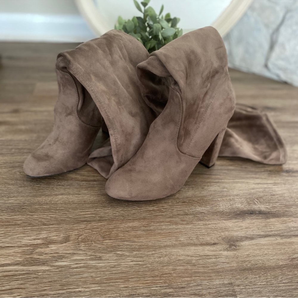 Brown over the knee boots : NWOT
Purchased from Target